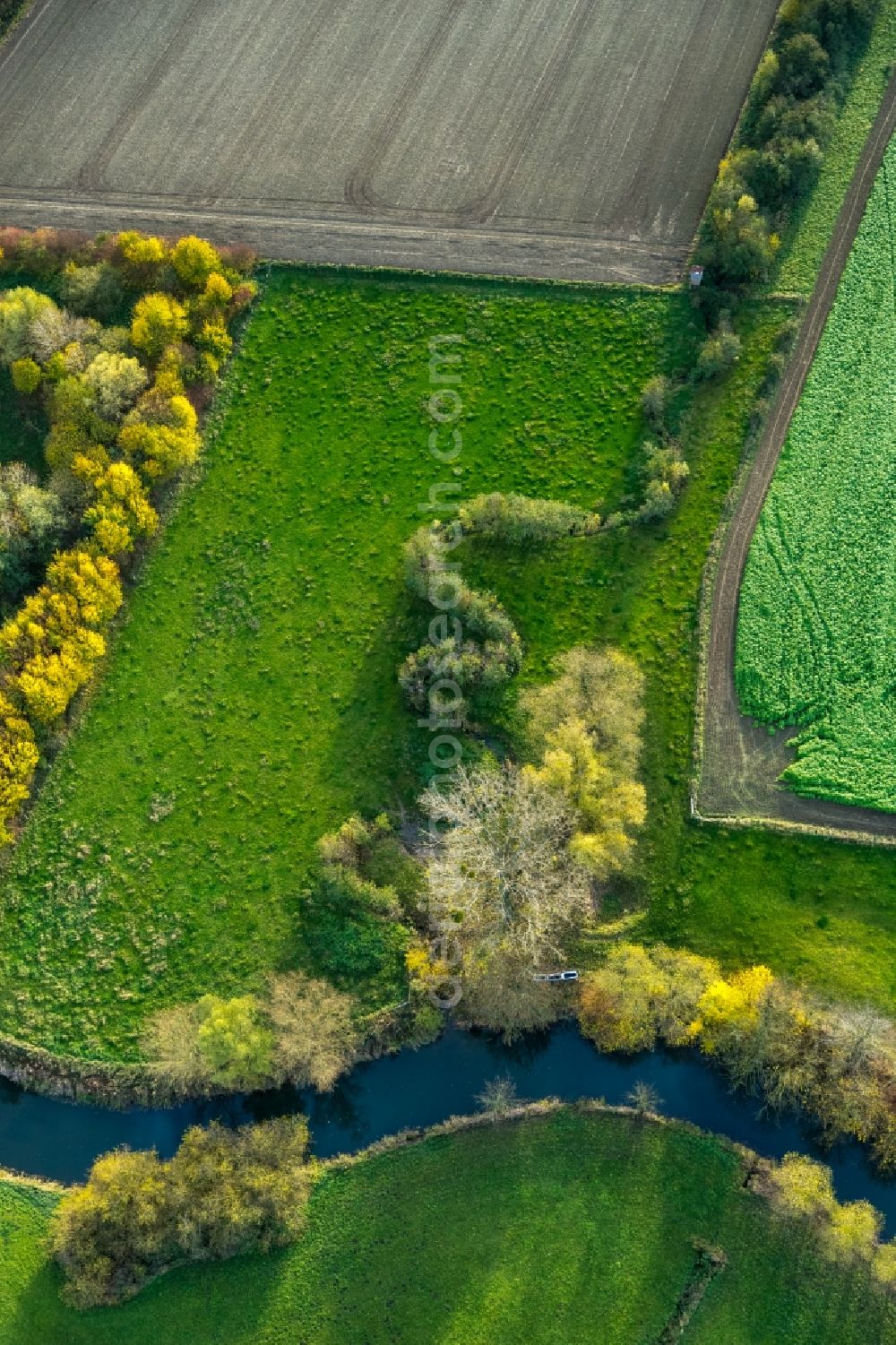 Hamm OT Caldenhof from the bird's eye view: Landscape on the banks of the river-course Ahse at Caldenhof in Hamm - state North Rhine-Westphalia