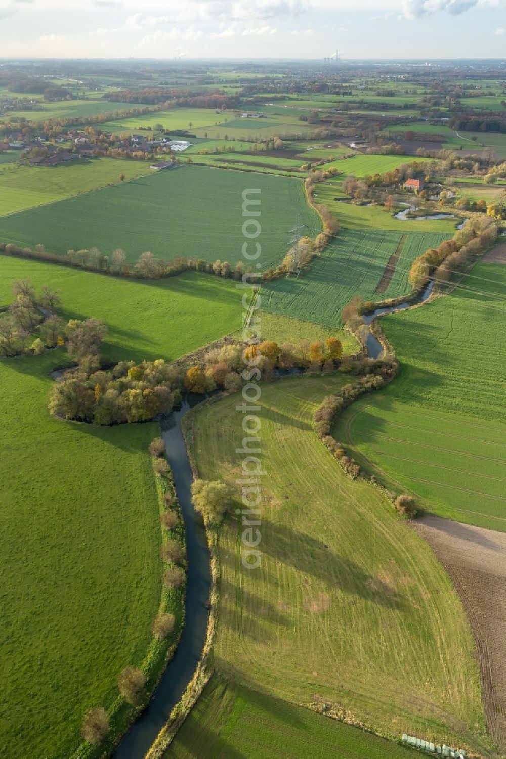 Süddinker from the bird's eye view: Landscape on the banks of the river-course Ahse at Süddinker in North Rhine-Westphalia