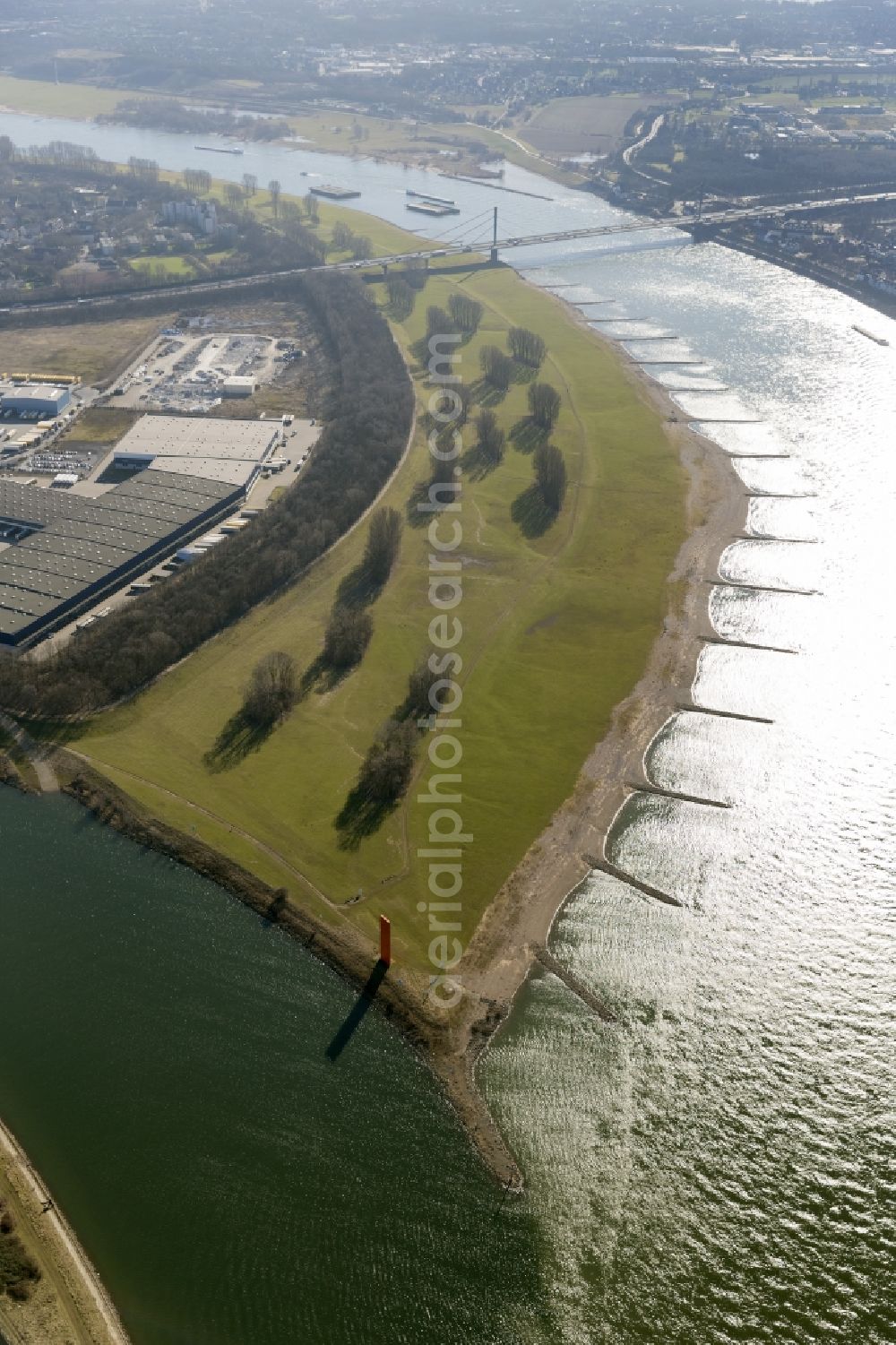 Duisburg from the bird's eye view: Landscape along the bank of the Rhine on the course of the floodplain, the Ruhr estuary in the north of Duisburg in the Ruhr area in North Rhine-Westphalia