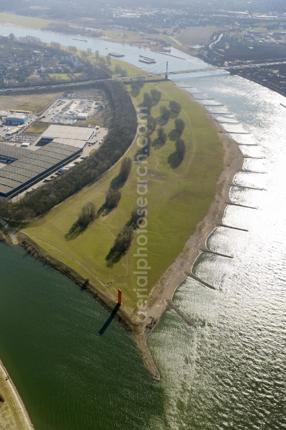 Aerial image Duisburg - Landscape along the bank of the Rhine on the course of the floodplain, the Ruhr estuary in the north of Duisburg in the Ruhr area in North Rhine-Westphalia