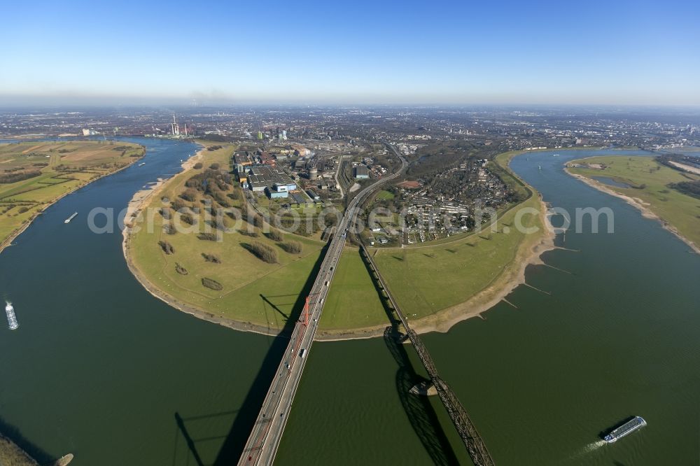 Aerial photograph Duisburg - Landscape along the bank of the Rhine to the course on the Rhine at Duisburg in the Ruhr Beeckerswerth bow in the state of North Rhine-Westphalia