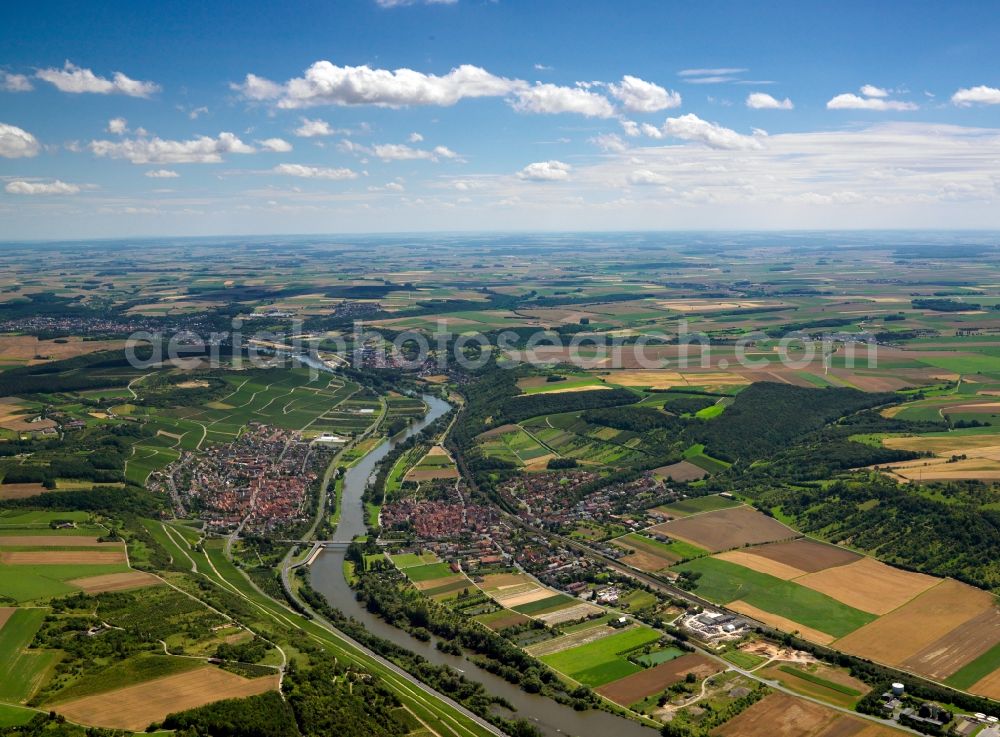 Sommerhausen from the bird's eye view: Landscape and course of the river Main in Sommerhausen in the state of Bavaria. Winterhausen is located on the left riverbank and Sommerhausen on the right. View from the North over the agriculturally informed region of the county district of Wuerzburg