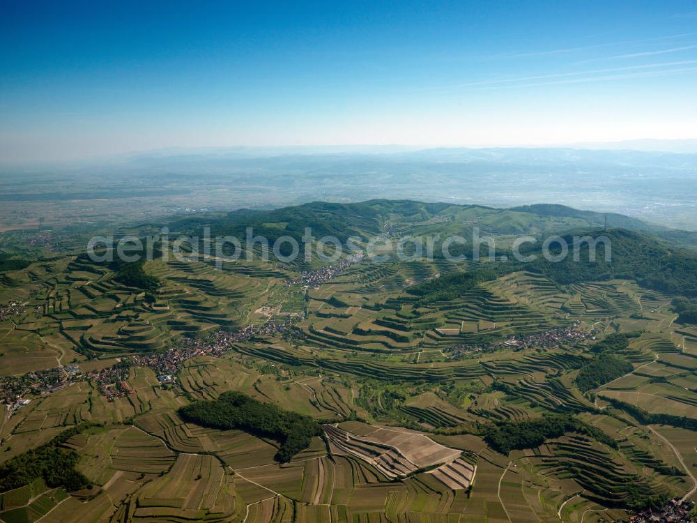 Aerial image SCHELINGEN - Blick auf die Landschaften des Kaiserstuhl s, einem hohes Mittelgebirge vulkanischen Ursprungs in den Landkreisen Emmendingen und Breisgau-Hochschwarzwald im Südwesten von Baden-Württemberg. Naturräumlich wird er zum Oberrheinischen Tiefland gezählt. Seinen Namen hat der Kaiserstuhl vermutlich von König Otto III., der bei Sasbach am 22. Dezember 994 einen Gerichtstag abhielt. Nach diesem Gerichtstag wurde das ganze Gebirge als „Königsstuhl“ bezeichnet. Nachdem Otto III. im Mai 996 zum Kaiser gekrönt war, wurde aus dem „ Königsstuhl “ der „ Kaiserstuhl “. Landscapes of the Kaiserstuhl s, a high mountain range in southwestern Baden-Wuerttemberg.