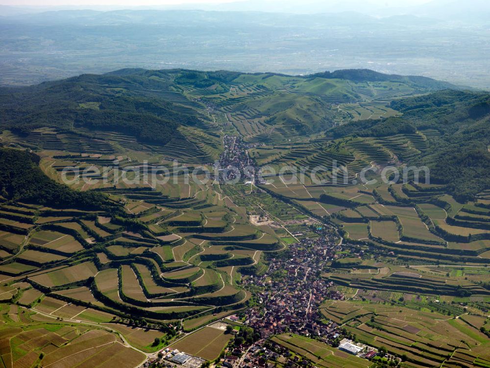 Aerial photograph SCHELINGEN - Blick auf die Landschaften des Kaiserstuhl s, einem hohes Mittelgebirge vulkanischen Ursprungs in den Landkreisen Emmendingen und Breisgau-Hochschwarzwald im Südwesten von Baden-Württemberg. Naturräumlich wird er zum Oberrheinischen Tiefland gezählt. Seinen Namen hat der Kaiserstuhl vermutlich von König Otto III., der bei Sasbach am 22. Dezember 994 einen Gerichtstag abhielt. Nach diesem Gerichtstag wurde das ganze Gebirge als „Königsstuhl“ bezeichnet. Nachdem Otto III. im Mai 996 zum Kaiser gekrönt war, wurde aus dem „ Königsstuhl “ der „ Kaiserstuhl “. Landscapes of the Kaiserstuhl s, a high mountain range in southwestern Baden-Wuerttemberg.