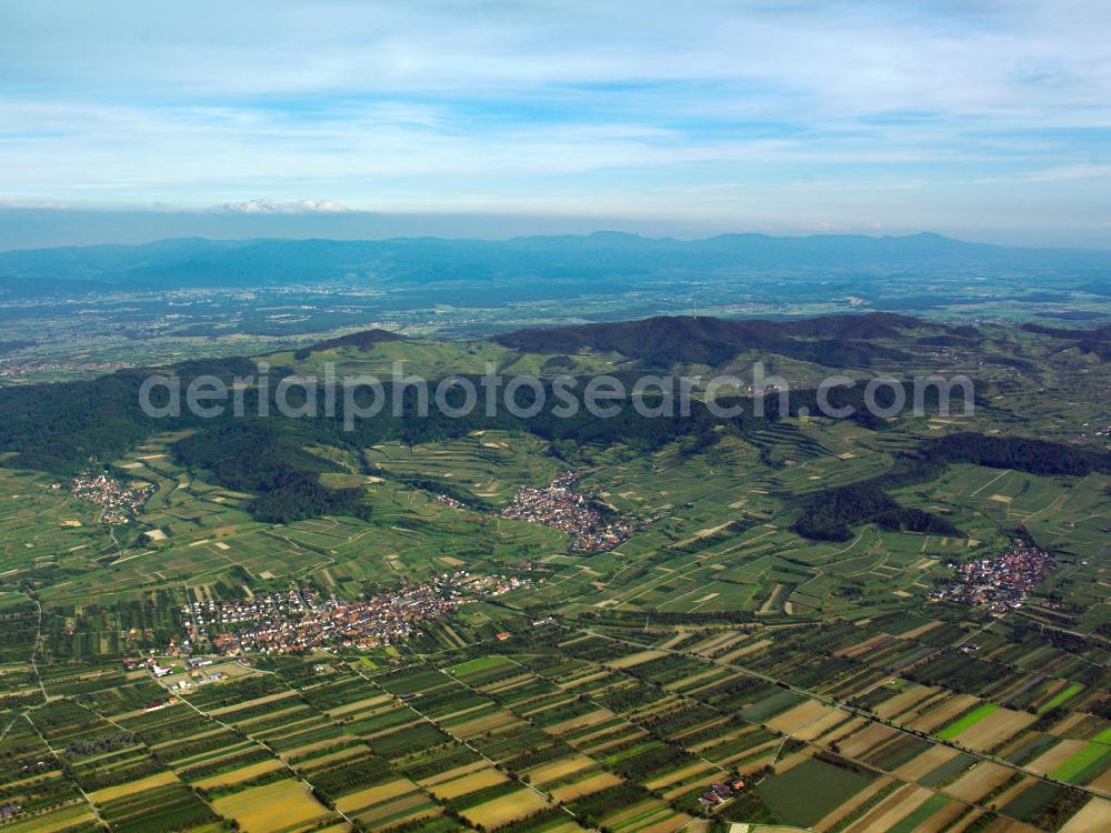 SCHELINGEN from above - Blick auf die Landschaften des Kaiserstuhl s, einem hohes Mittelgebirge vulkanischen Ursprungs in den Landkreisen Emmendingen und Breisgau-Hochschwarzwald im Südwesten von Baden-Württemberg. Naturräumlich wird er zum Oberrheinischen Tiefland gezählt. Seinen Namen hat der Kaiserstuhl vermutlich von König Otto III., der bei Sasbach am 22. Dezember 994 einen Gerichtstag abhielt. Nach diesem Gerichtstag wurde das ganze Gebirge als „Königsstuhl“ bezeichnet. Nachdem Otto III. im Mai 996 zum Kaiser gekrönt war, wurde aus dem „ Königsstuhl “ der „ Kaiserstuhl “. Landscapes of the Kaiserstuhl s, a high mountain range in southwestern Baden-Wuerttemberg.