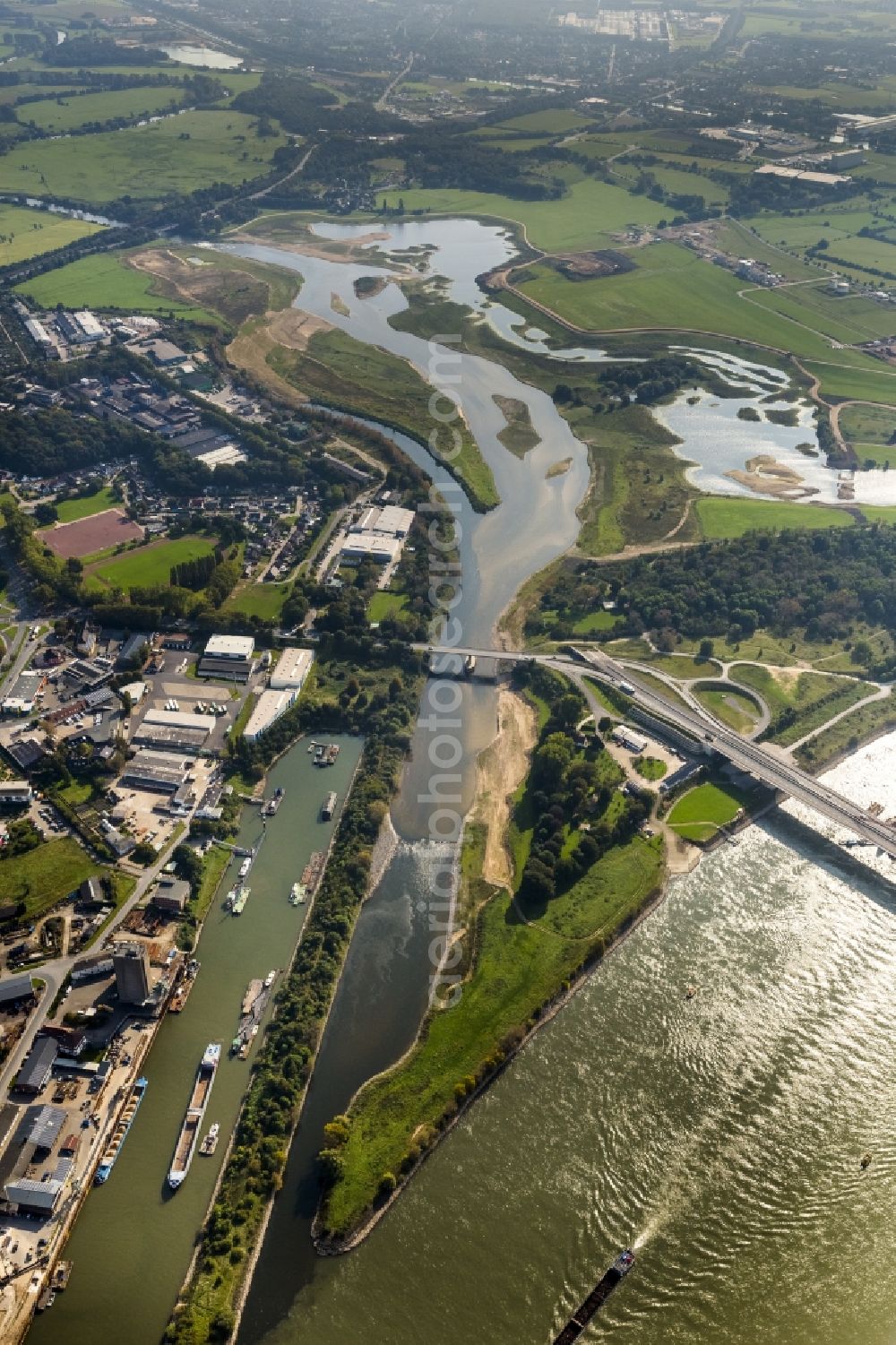 Wesel from above - Landscapes of the redesigned lip mouth in the course of the river of the Rhine near Wesel in North Rhine-Westphalia