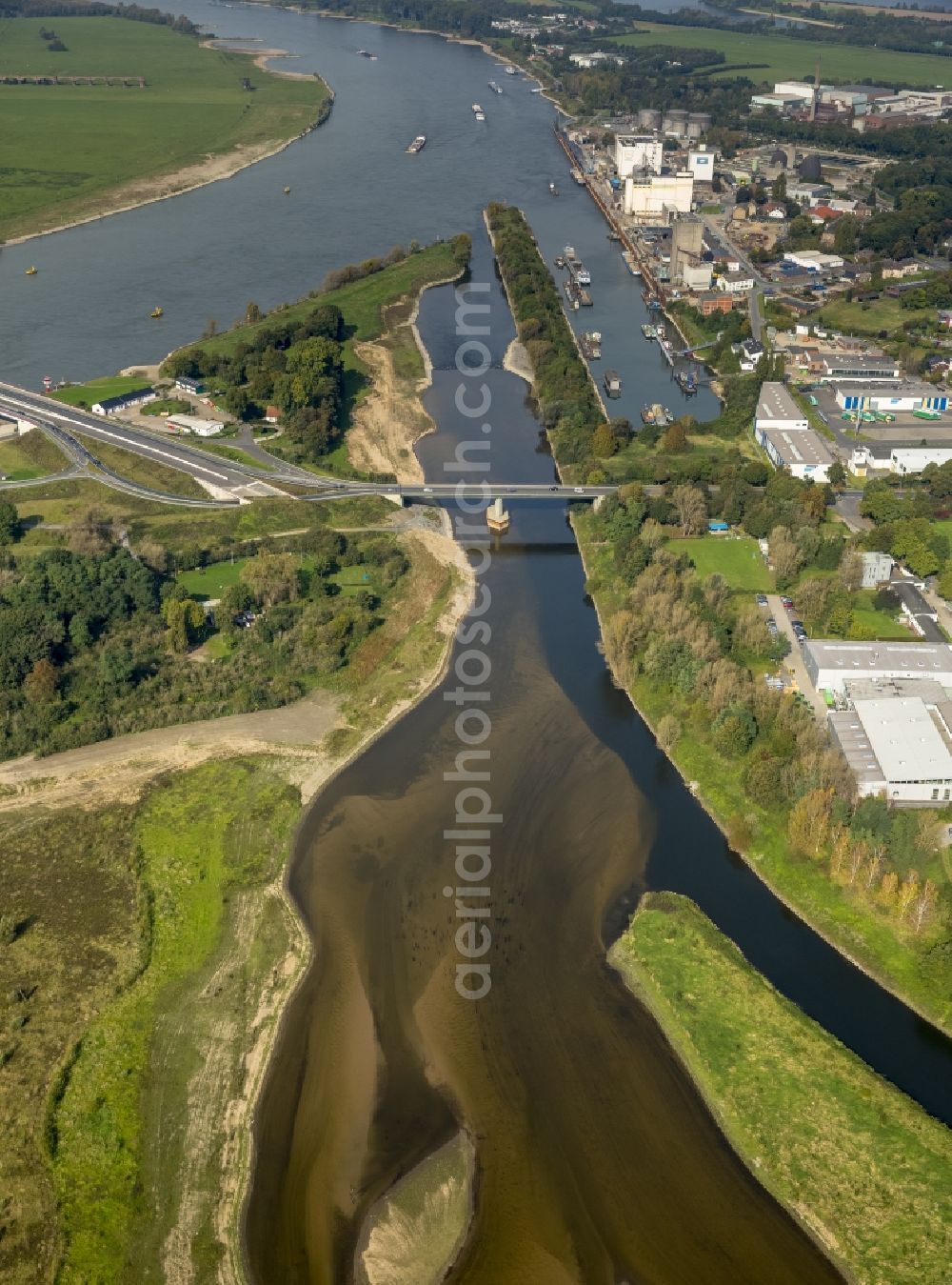 Wesel from the bird's eye view: Landscapes of the redesigned lip mouth in the course of the river of the Rhine near Wesel in North Rhine-Westphalia