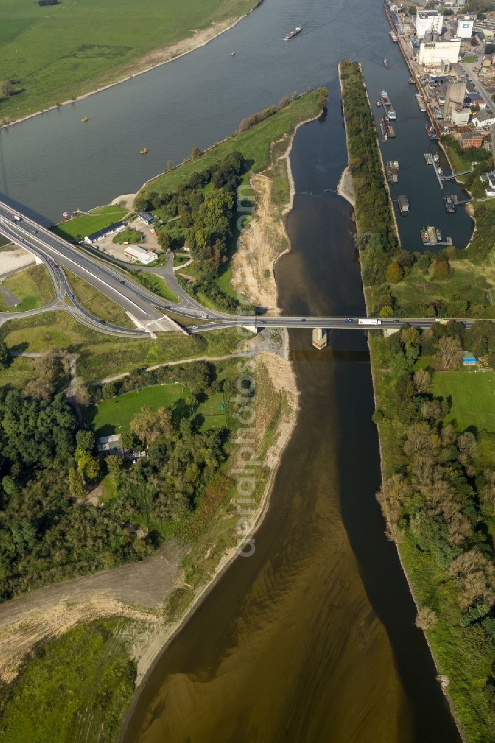 Aerial photograph Wesel - Landscapes of the redesigned lip mouth in the course of the river of the Rhine near Wesel in North Rhine-Westphalia