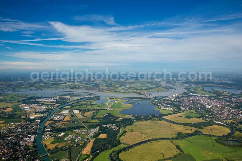 Wesel from above - Landscapes of the redesigned lip mouth in the flux flow of the rivewr Rhine north of the river Wesel-Datteln-Kanal near Wesel in North Rhine-Westphalia, Germany