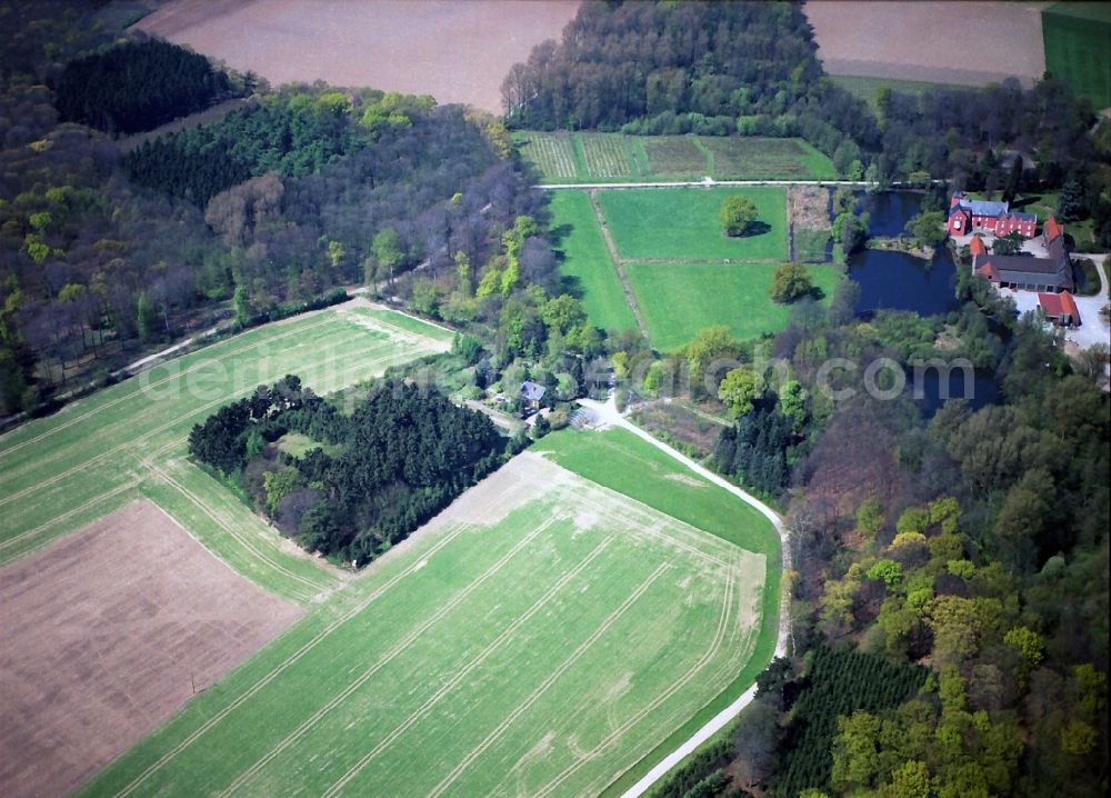 Aerial photograph Neukirchen-Vluyn - Landscaping - Ensemble of the forester's house in Vluyner bush and the castle park Neukirchen-Vluyn in the state of North Rhine-Westphalia