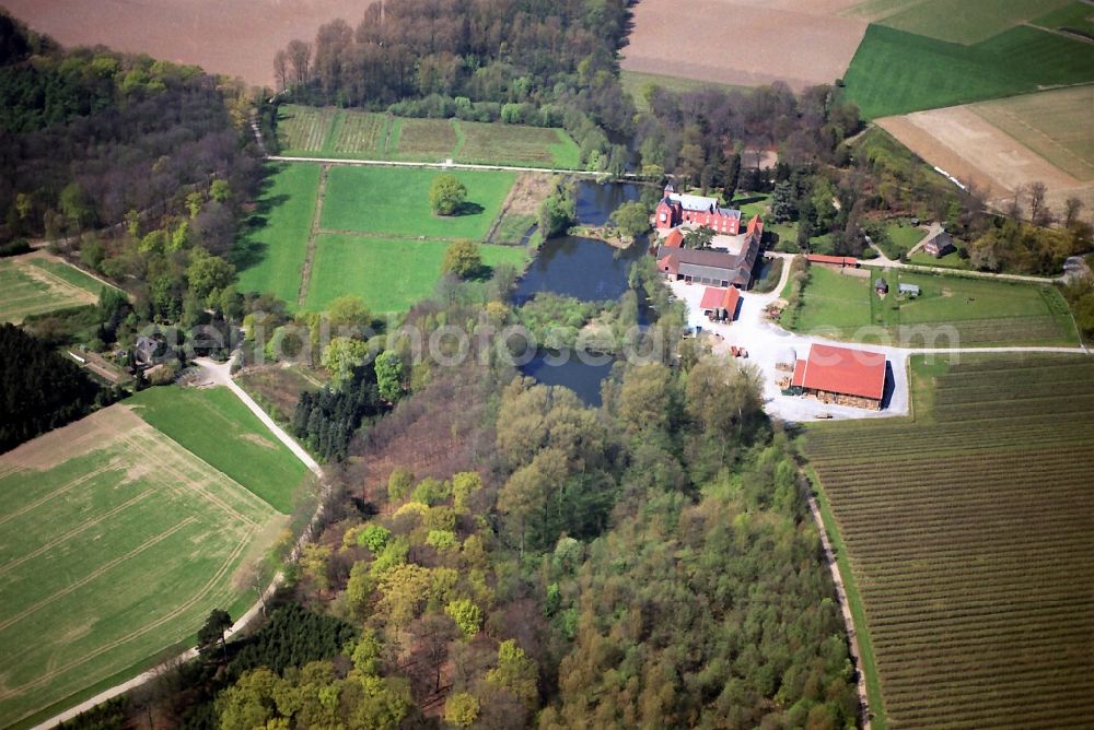 Neukirchen-Vluyn from the bird's eye view: Landscaping - Ensemble of the forester's house in Vluyner bush and the castle park Neukirchen-Vluyn in the state of North Rhine-Westphalia