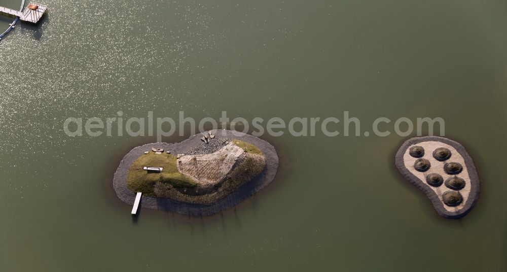 Aerial photograph Dortmund - Landschaftsinseln auf dem Phoenixsee im Stadtteil Hörde in Dortmund, Nordrhein-Westfalen. Die Größere verfügt über einen Bootssteg um in kleinem Umfang als Ausflugsziel zu dienen. Landscape islands on the lake Phoenixsee in the district Hoerde in Dortmund, North Rhine-Westphalia. The bigger one is equipped with a boat bridge to serve as a excursion destination.