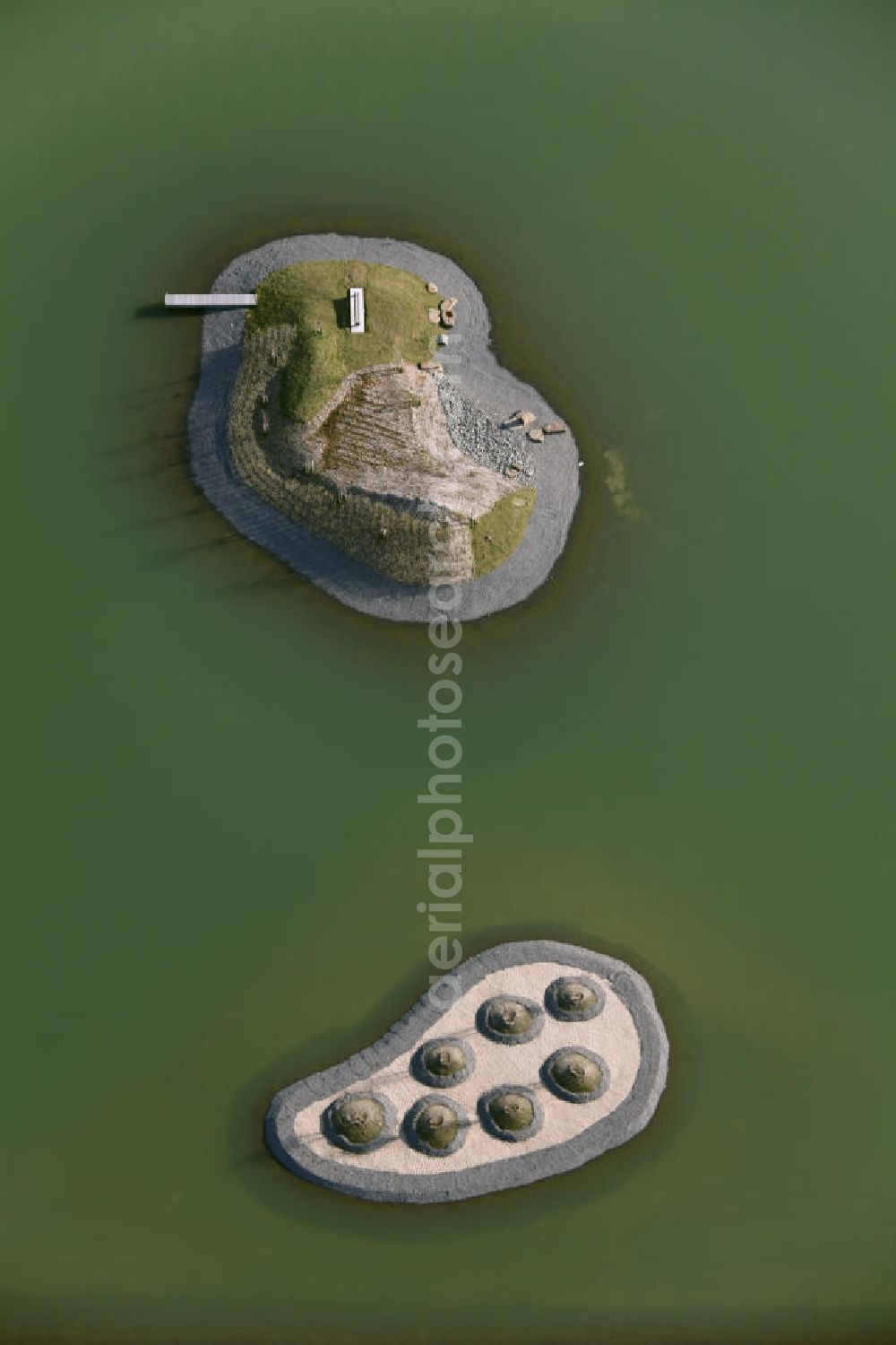 Dortmund from above - Landschaftsinseln auf dem Phoenixsee im Stadtteil Hörde in Dortmund, Nordrhein-Westfalen. Die Größere verfügt über einen Bootssteg um in kleinem Umfang als Ausflugsziel zu dienen. Landscape islands on the lake Phoenixsee in the district Hoerde in Dortmund, North Rhine-Westphalia. The bigger one is equipped with a boat bridge to serve as a excursion destination.