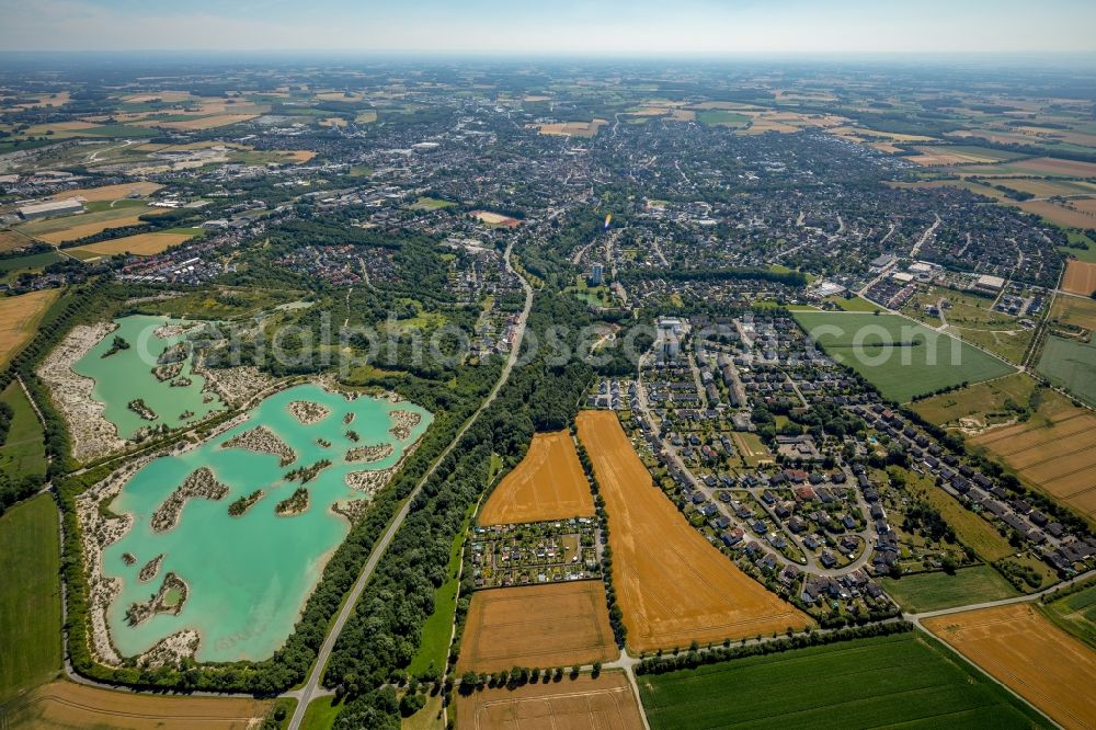 Aerial photograph Beckum - Landscape protection area Dyckerhoffsee - Blue lagoon with turquoise water in Beckum in the federal state of North Rhine-Westphalia, Germany