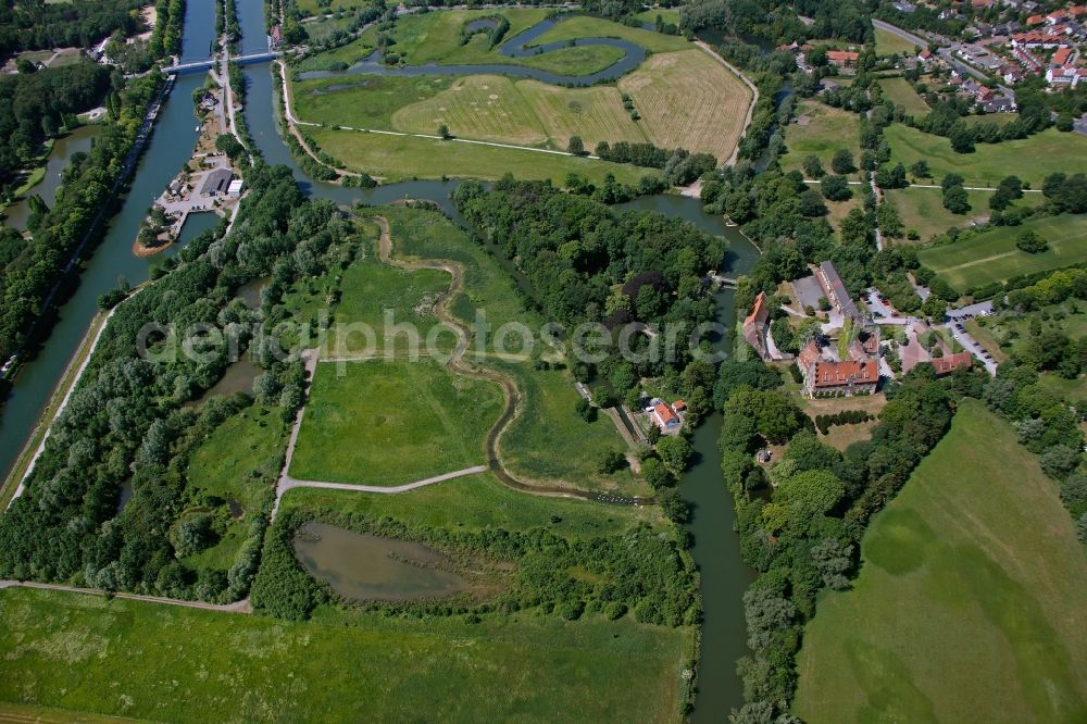 Hamm from the bird's eye view: Landschulheim Castle Heessen flux flow at the lip of the lip Meadows near Hamm in North Rhine-Westphalia