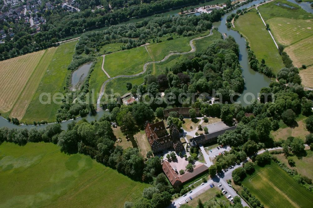 Hamm from the bird's eye view: Landschulheim Castle Heessen flux flow at the lip of the lip Meadows near Hamm in North Rhine-Westphalia