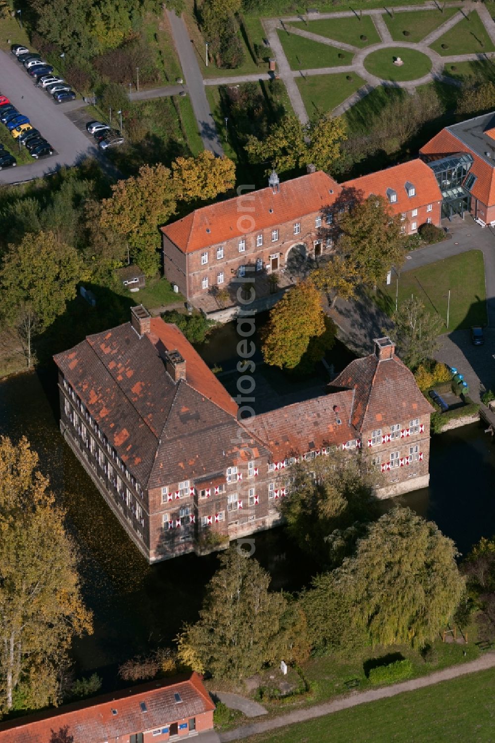 Hamm from above - Landschulheim Castle Heessen flux flow at the lip of the lip Meadows near Hamm in North Rhine-Westphalia