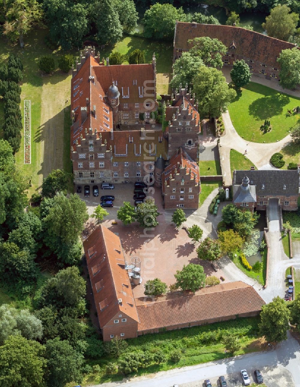 Aerial photograph Hamm - View of the school camp castle Heessen in Hamm in the state North Rhine-Westphalia. The castle is now used as a school and a Wolfgang Gerbere college