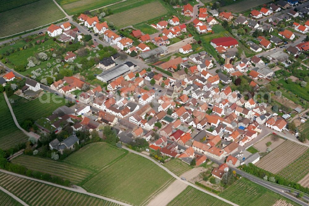 Aerial photograph Ludwigshöhe - View of the municipality along Kirchstrasse in Ludwigshoehe in Rhineland-Palatinate