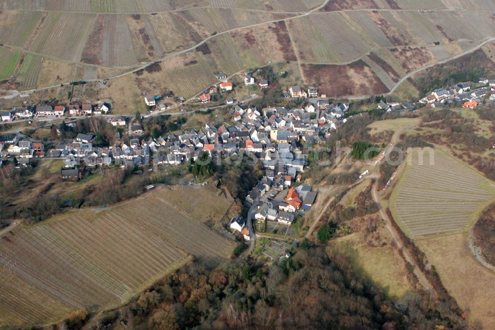 Aerial photograph Oberheimbach - Community surrounded by vineyards in the valley of Heimbaches. Family houses along Kirchstrasse in Oberheimbach in the state of Rhineland-Palatinate