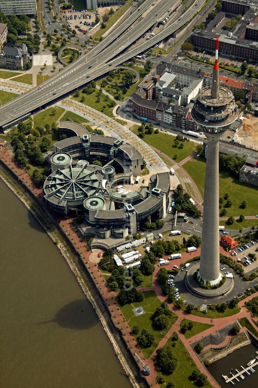 Aerial image Düsseldorf - Blick auf das Landtagsgebäude von NRW neben dem Fernsehturm von Düsseldorf.