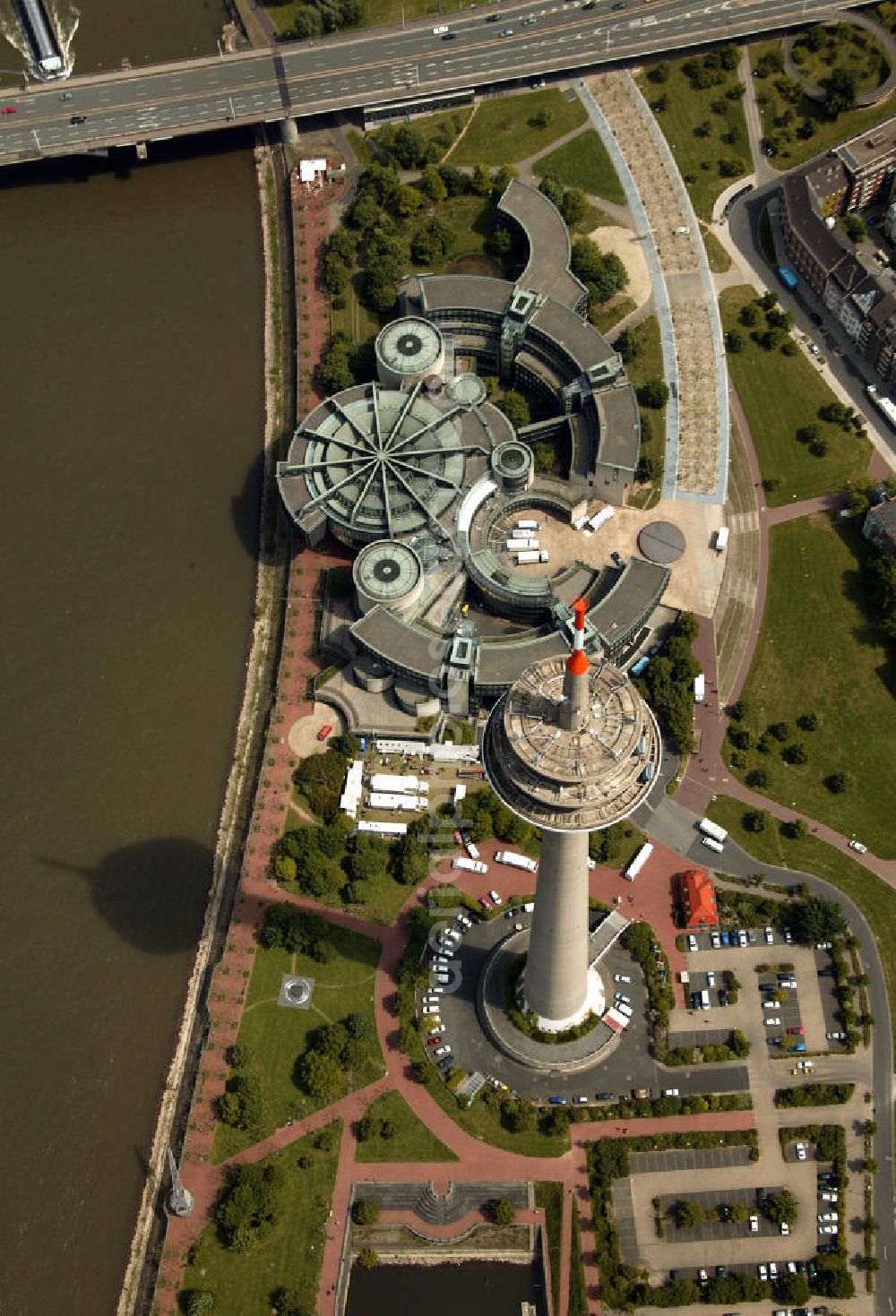 Aerial photograph Düsseldorf - Blick auf das Landtagsgebäude von NRW neben dem Fernsehturm von Düsseldorf.