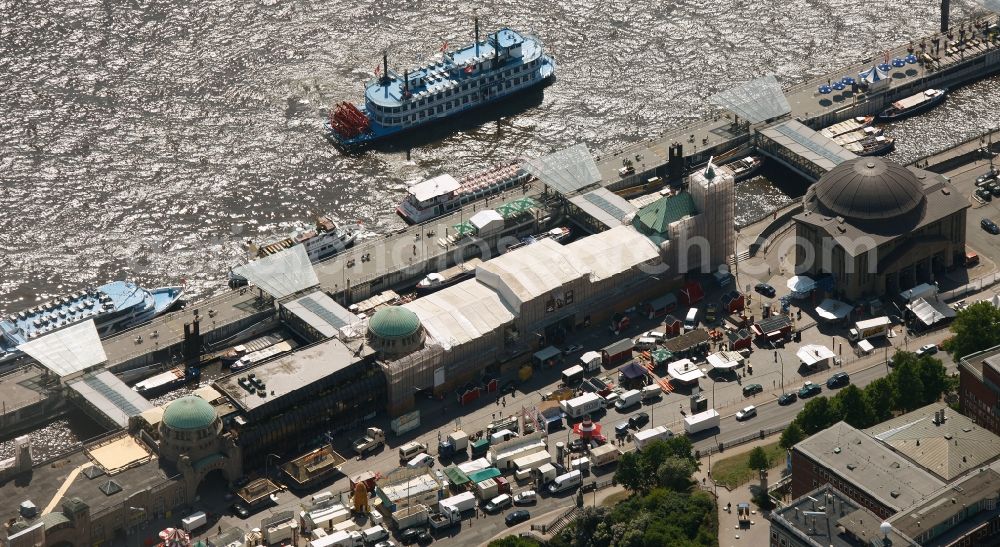 Aerial photograph Hamburg - Landing stages at the Norderelbe in Hamburg harbor in the state of Hamburg. On the right side you can see the entrance to the Sankt Pauli-Elbe tunnel