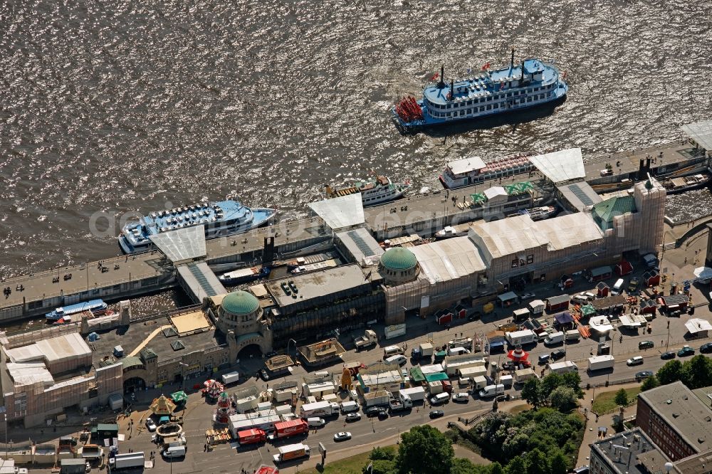 Hamburg from above - Landing stages at the Norderelbe in Hamburg harbor in the state of Hamburg. On the right side you can see the entrance to the Sankt Pauli-Elbe tunnel