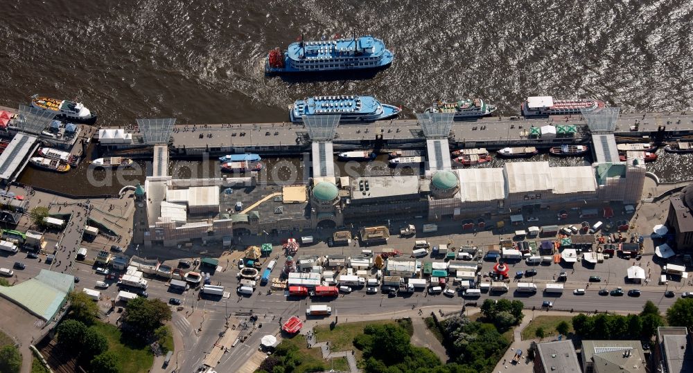 Hamburg from the bird's eye view: Landing stages at the Norderelbe in Hamburg harbor in the state of Hamburg. On the right side you can see the entrance to the Sankt Pauli-Elbe tunnel