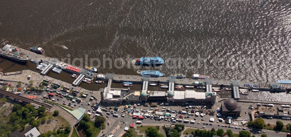 Aerial photograph Hamburg - Landing stages at the Norderelbe in Hamburg harbor in the state of Hamburg. On the right side you can see the entrance to the Sankt Pauli-Elbe tunnel