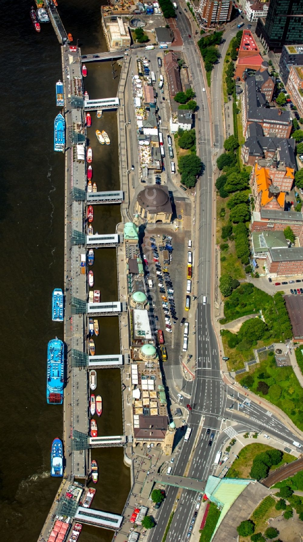 Hamburg from the bird's eye view: Landing stages at the Norderelbe in Hamburg harbor in the state of Hamburg