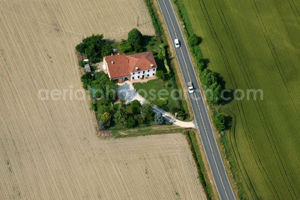 Minerbe from above - Farm and barn building on the edge of agricultural fields and farmland in Minerbe in Venetien, Italy