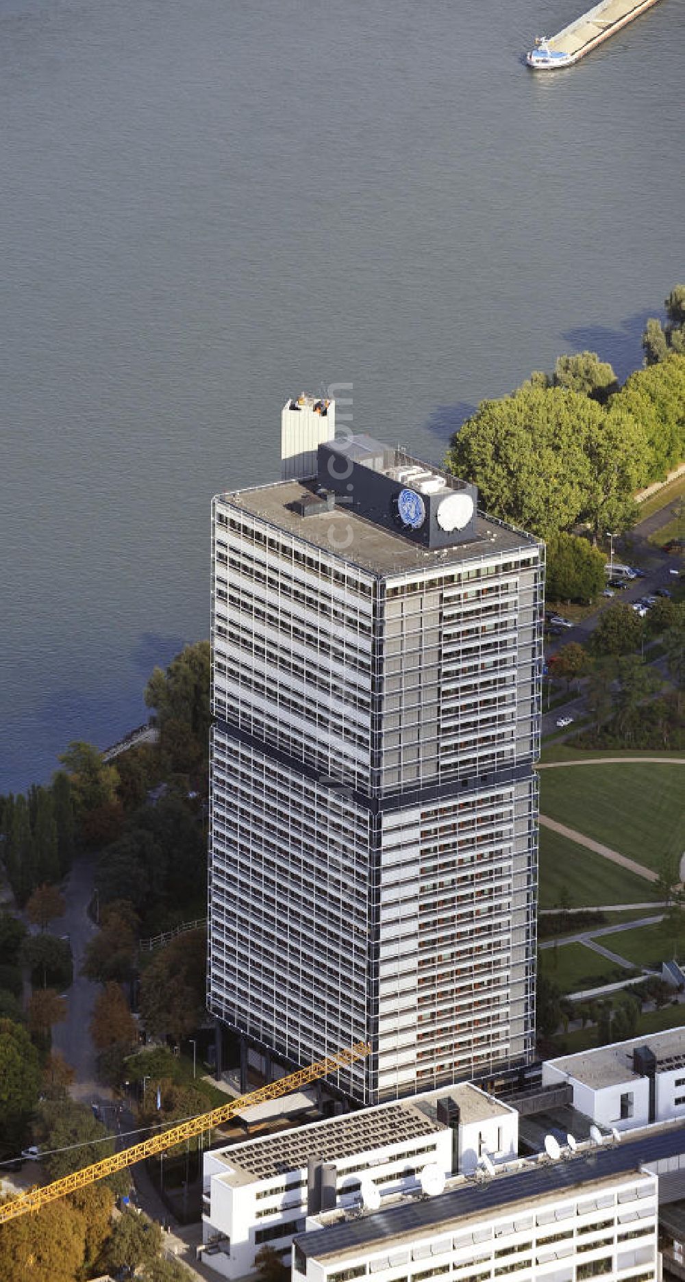 Aerial photograph Bonn - Blick auf den Langen Eugen auf dem UN-Campus in Bonn. Das ehemalige Abgeordnetenhochhaus wurde 2003 den Vereinten Nationen zur Nutzung überlassen. View of the Langer Eugen at the UN Campus in Bonn. In 2003 the former members of parliament building was conveyed to the United Nations.