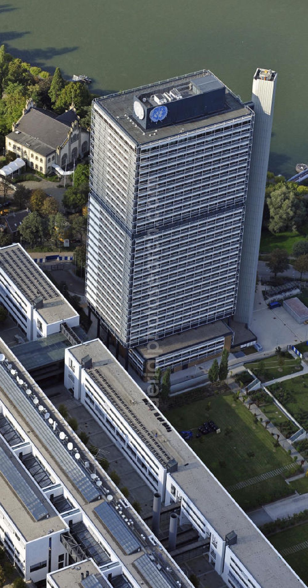 Bonn from the bird's eye view: Blick auf den Langen Eugen auf dem UN-Campus in Bonn. Das ehemalige Abgeordnetenhochhaus wurde 2003 den Vereinten Nationen zur Nutzung überlassen. View of the Langer Eugen at the UN Campus in Bonn. In 2003 the former members of parliament building was conveyed to the United Nations.