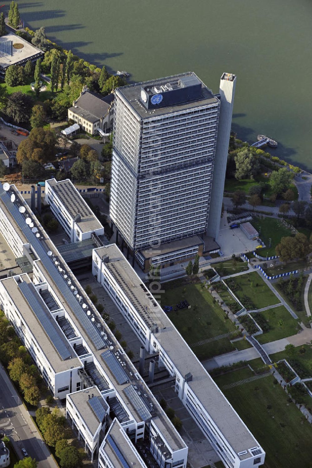 Aerial image Bonn - Blick auf den Langen Eugen auf dem UN-Campus in Bonn. Das ehemalige Abgeordnetenhochhaus wurde 2003 den Vereinten Nationen zur Nutzung überlassen. View of the Langer Eugen at the UN Campus in Bonn. In 2003 the former members of parliament building was conveyed to the United Nations.