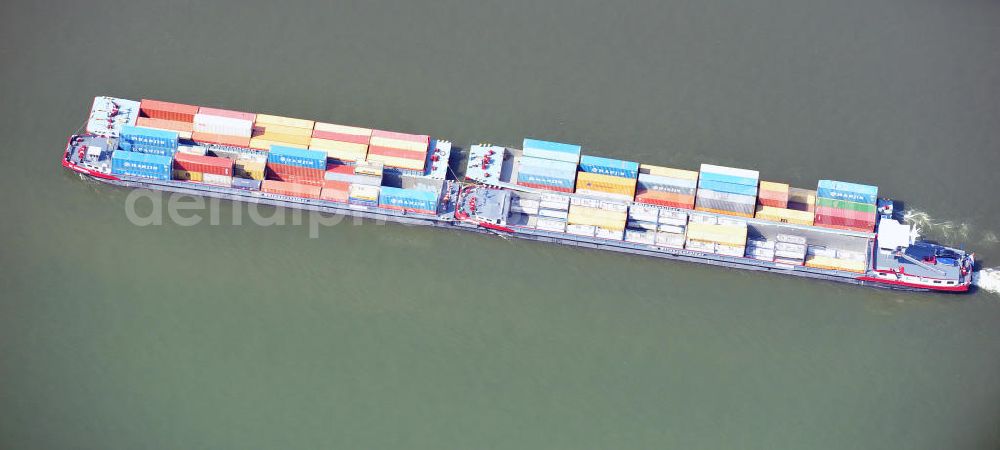 Aerial image ELTVILLE AM RHEIN - Lastkahn beim Güter- und Containertransport auf dem Rhein an der Mariannenaue. Der sich verzweigende Flußabschnitt des Rheins ist ein beliebtes Naherholungs- und Wassersportgebiet im Rheingau-Taunus-Kreis in Hessen. Sailing ships and pleasure boats on the Rhine at the Mariannenaue in Hesse.