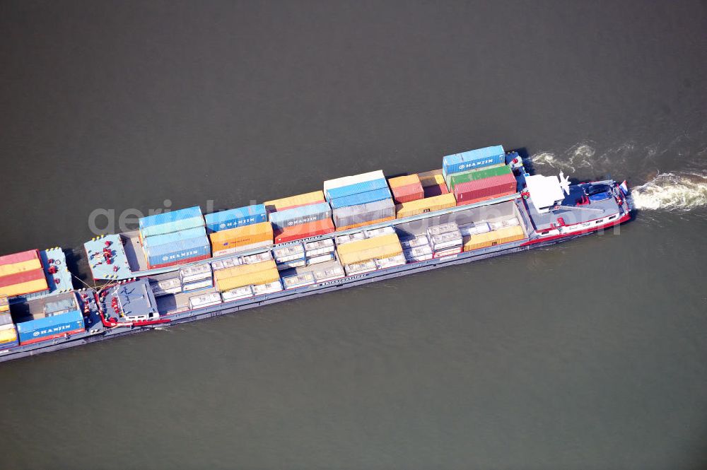 Aerial photograph ELTVILLE AM RHEIN - Lastkahn beim Güter- und Containertransport auf dem Rhein an der Mariannenaue. Der sich verzweigende Flußabschnitt des Rheins ist ein beliebtes Naherholungs- und Wassersportgebiet im Rheingau-Taunus-Kreis in Hessen. Sailing ships and pleasure boats on the Rhine at the Mariannenaue in Hesse.