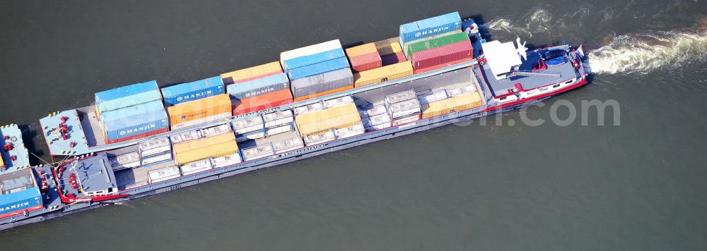 ELTVILLE AM RHEIN from above - Lastkahn beim Güter- und Containertransport auf dem Rhein an der Mariannenaue. Der sich verzweigende Flußabschnitt des Rheins ist ein beliebtes Naherholungs- und Wassersportgebiet im Rheingau-Taunus-Kreis in Hessen. Sailing ships and pleasure boats on the Rhine at the Mariannenaue in Hesse.