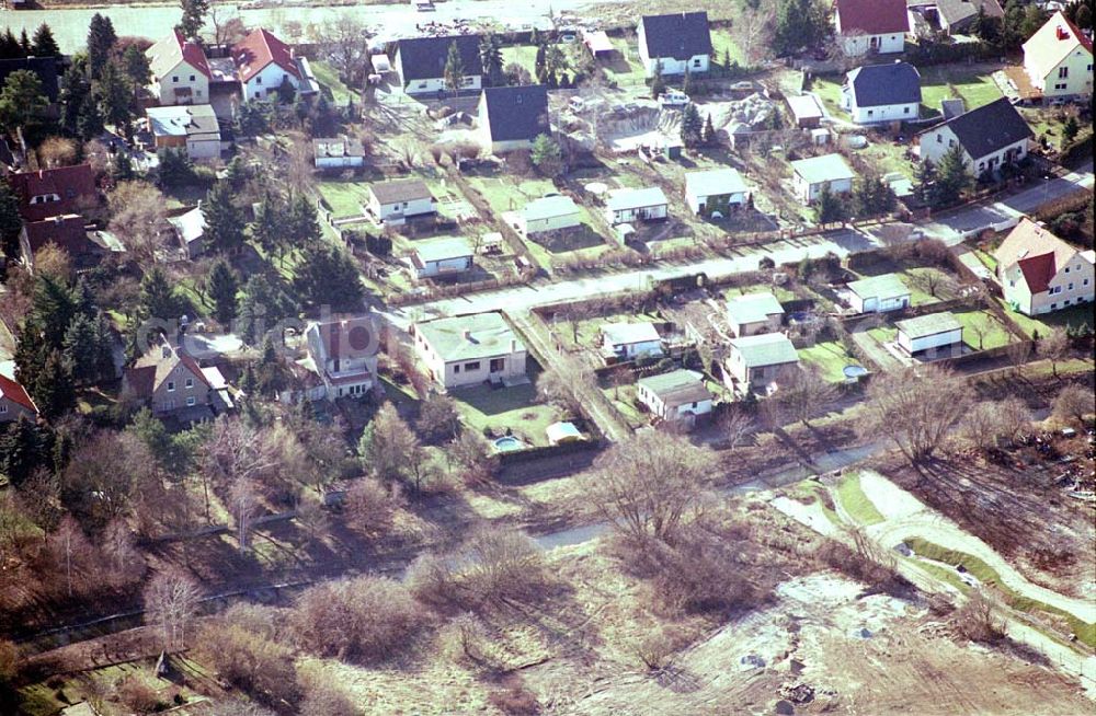 Berlin-Mahlsdorf from the bird's eye view: Laubenkolonie an der Lenbachstraße an der Wuhle südlich der B1 in Berlin Mahlsdorf