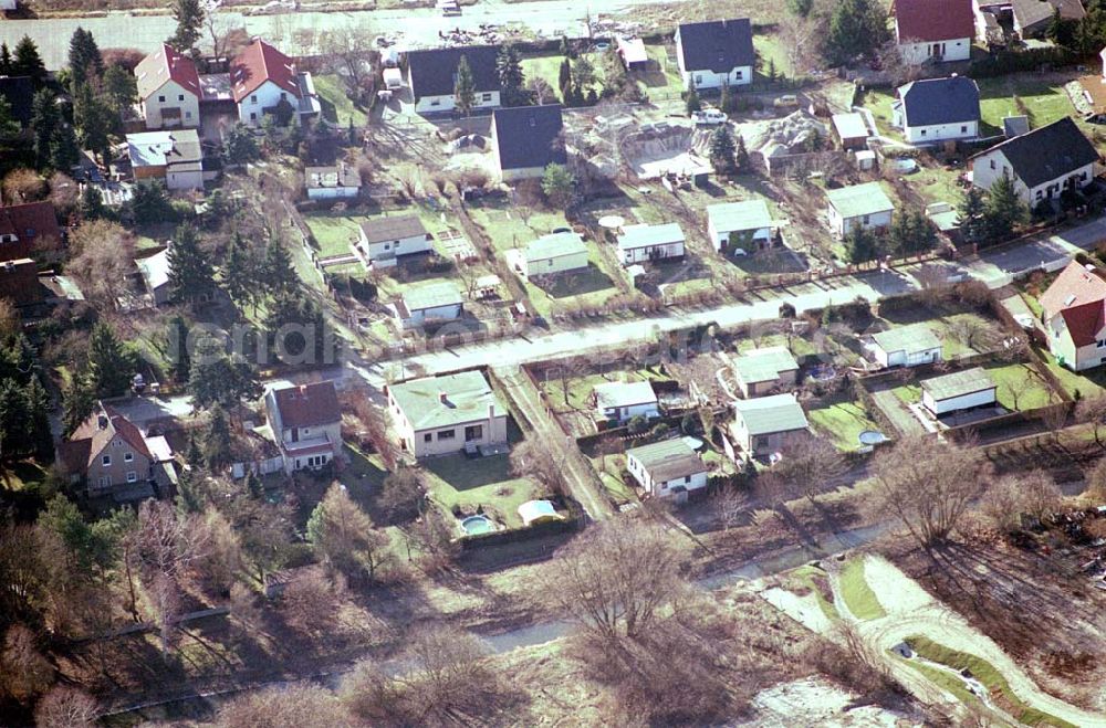 Aerial image Berlin-Mahlsdorf - Laubenkolonie an der Lenbachstraße an der Wuhle südlich der B1 in Berlin Mahlsdorf