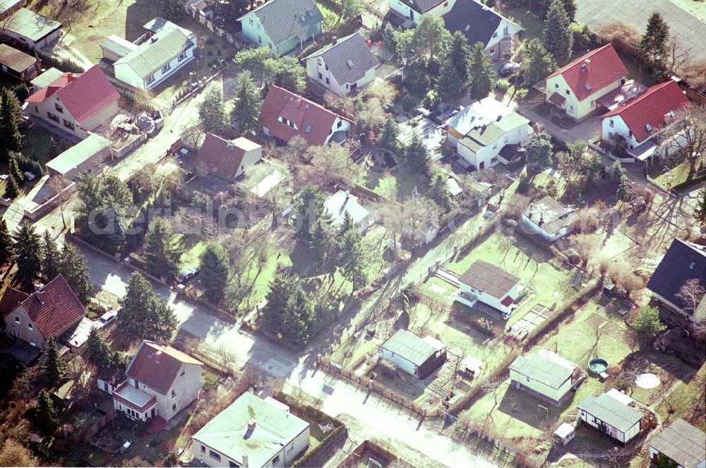 Aerial photograph Berlin-Mahlsdorf - Laubenkolonie an der Lenbachstraße an der Wuhle südlich der B1 in Berlin Mahlsdorf