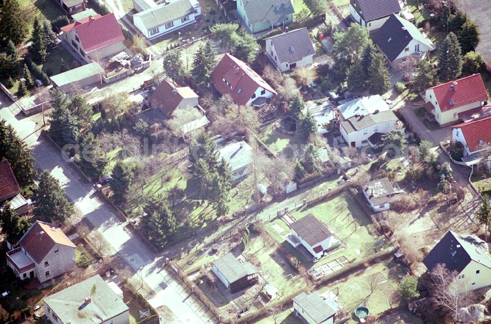 Berlin-Mahlsdorf from above - Laubenkolonie an der Lenbachstraße an der Wuhle südlich der B1 in Berlin Mahlsdorf