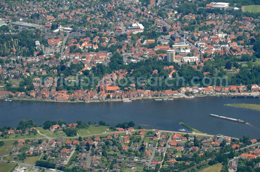 Aerial photograph Lauenburg - Blick über Hohnstorf auf Lauenburg an der Elbe. Der Fluss bildet hier die Grenze zwischen Niedersachsen (Hohnstorf) und Schleswig-Holstein (Lauenburg) und wird von der so genannten Hafenstraße überbrückt.