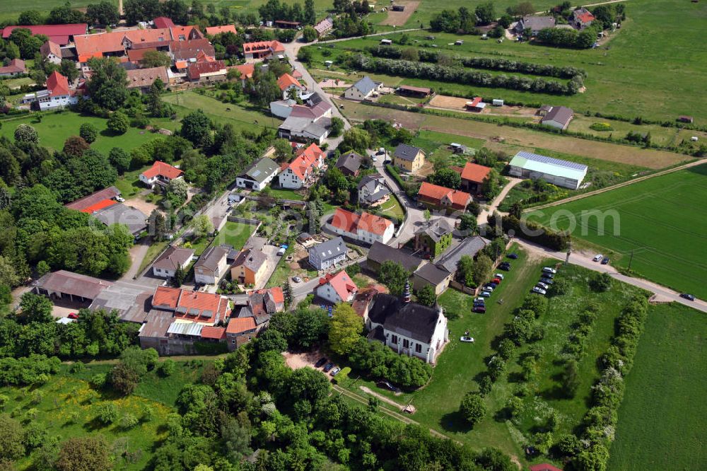 Gau-Algesheim from the bird's eye view: Blick auf die Laurenzikirche in Gau-Algesheim in Rheinland-Pfalz. Die Wallfahrtskapelle auf dem Laurenziberg wurde 1707 anstelle der Pfarrkirche eines untergegangenen Dorfes errichtet. Ein gotisierender Umbau erfolgte 1906. View to the Laurenzi Church of the mountain Laurenzibergin Gau-Algesheim in Rhineland-Palatinate. The pilgrimage chapel was built in 1707 and reconstructed in 1906.