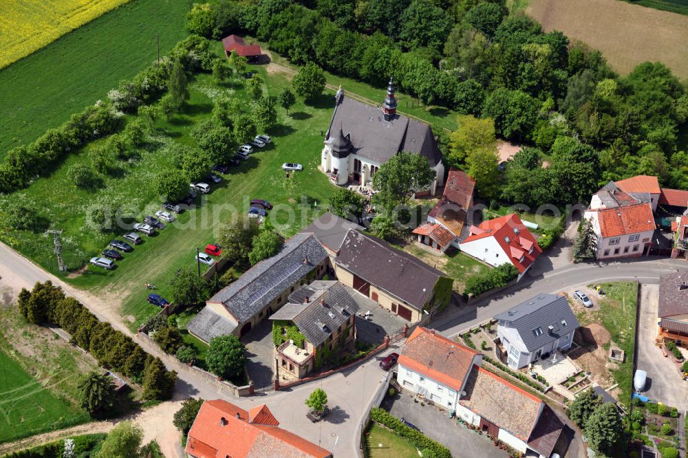 Gau-Algesheim from the bird's eye view: Blick auf die Laurenzikirche in Gau-Algesheim in Rheinland-Pfalz. Die Wallfahrtskapelle auf dem Laurenziberg wurde 1707 anstelle der Pfarrkirche eines untergegangenen Dorfes errichtet. Ein gotisierender Umbau erfolgte 1906. View to the Laurenzi Church of the mountain Laurenziberg in Gau-Algesheim in Rhineland-Palatinate. The pilgrimage chapel was built in 1707 and reconstructed in 1906.