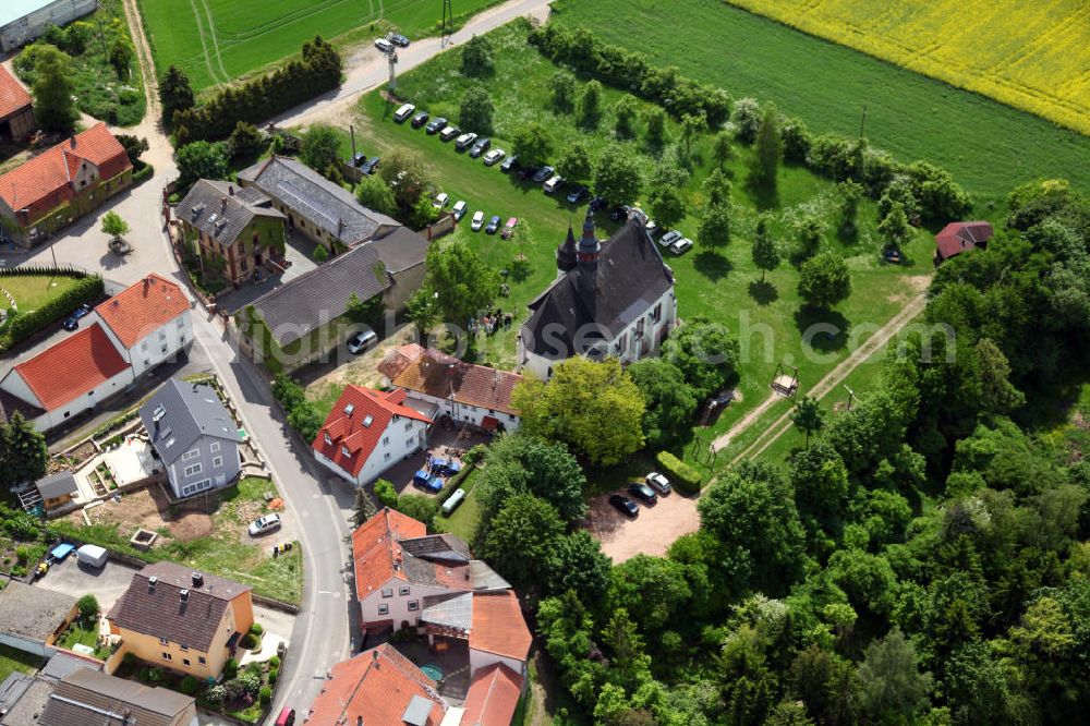 Aerial image Gau-Algesheim - Blick auf die Laurenzikirche in Gau-Algesheim in Rheinland-Pfalz. Die Wallfahrtskapelle auf dem Laurenziberg wurde 1707 anstelle der Pfarrkirche eines untergegangenen Dorfes errichtet. Ein gotisierender Umbau erfolgte 1906. View to the Laurenzi Church of the mountain Laurenziberg in Gau-Algesheim in Rhineland-Palatinate. The pilgrimage chapel was built in 1707 and reconstructed in 1906.