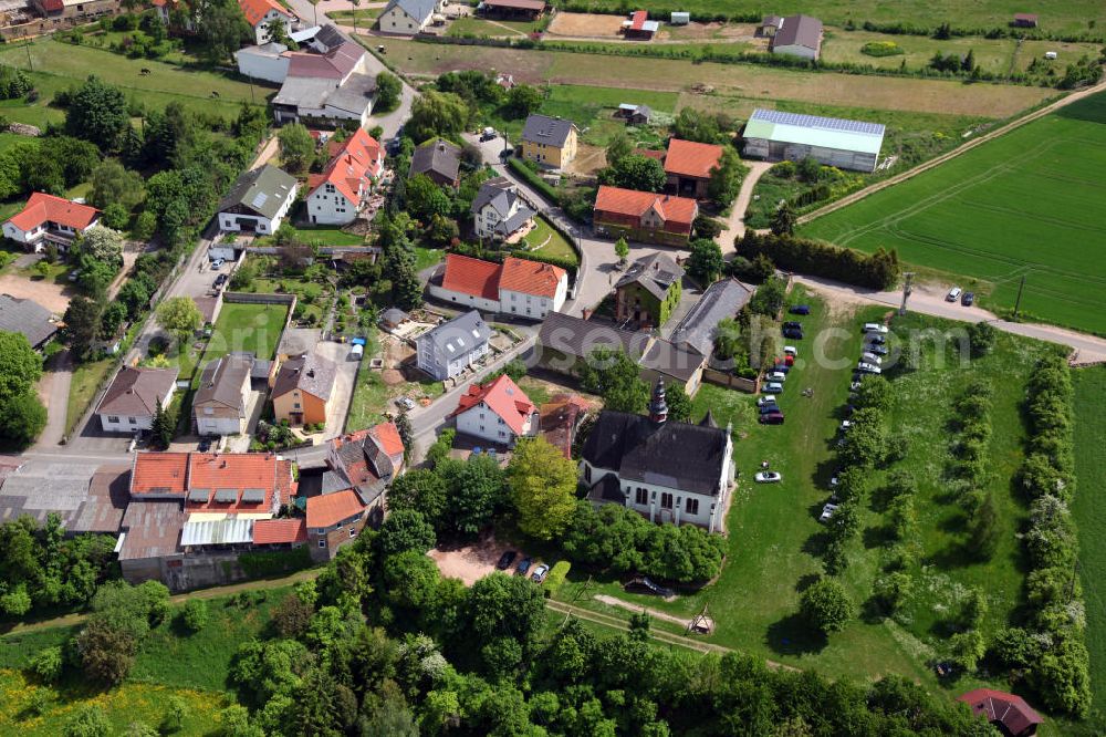 Aerial photograph Gau-Algesheim - Blick auf die Laurenzikirche in Gau-Algesheim in Rheinland-Pfalz. Die Wallfahrtskapelle auf dem Laurenziberg wurde 1707 anstelle der Pfarrkirche eines untergegangenen Dorfes errichtet. Ein gotisierender Umbau erfolgte 1906. View to the Laurenzi Church of the mountain Laurenziberg in Gau-Algesheim in Rhineland-Palatinate. The pilgrimage chapel was built in 1707 and reconstructed in 1906.