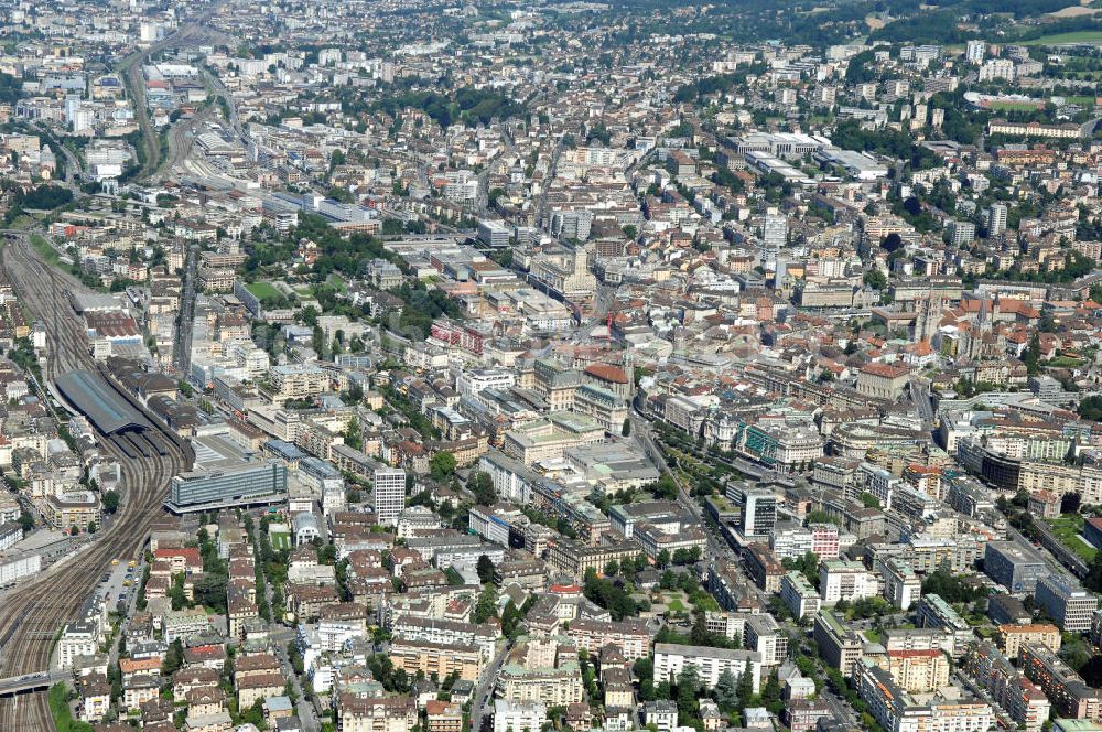 Lausanne from the bird's eye view: Blick auf die Altstadt von Lausanne mit SBB (Schweizerische Bundesbahn) Bahnhof. Kontakt: Service de l'information info cité, Place de la Palud 2, Case postale, 1002 Lausanne, Tel. +41 21 315-2555, Fax +41 21 315-2010, E-Mail info@lausanne.ch,