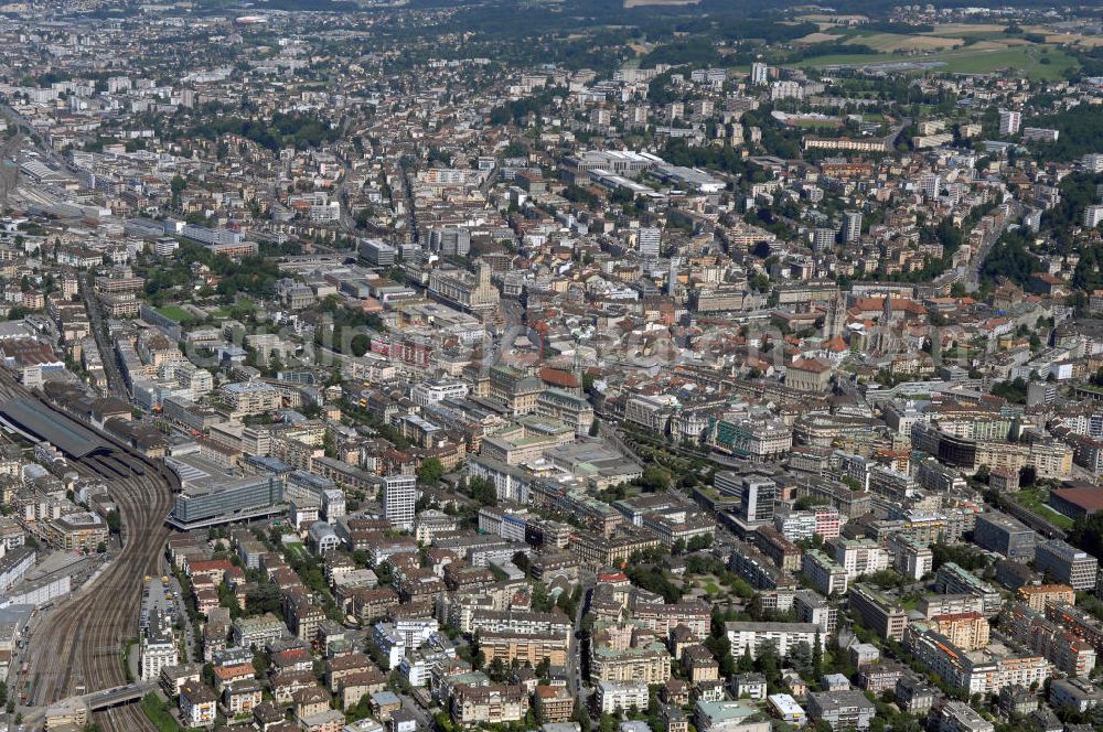 Aerial image Lausanne - Blick auf die Altstadt von Lausanne mit SBB (Schweizerische Bundesbahn) Bahnhof. Kontakt: Service de l'information info cité, Place de la Palud 2, Case postale, 1002 Lausanne, Tel. +41 21 315-2555, Fax +41 21 315-2010, E-Mail info@lausanne.ch,