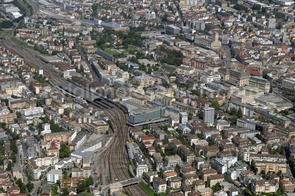 Lausanne from above - Blick auf die Altstadt von Lausanne mit SBB (Schweizerische Bundesbahn) Bahnhof. Kontakt: Service de l'information info cité, Place de la Palud 2, Case postale, 1002 Lausanne, Tel. +41 21 315-2555, Fax +41 21 315-2010, E-Mail info@lausanne.ch,